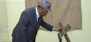 en-afrique-du-sud-alassane-ouattara-sur-la-tombe-de-nelson-mandela